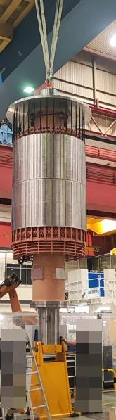 Vertikal gefügter Rotor eines POD-Antriebs am Kran (Siemens Energy)